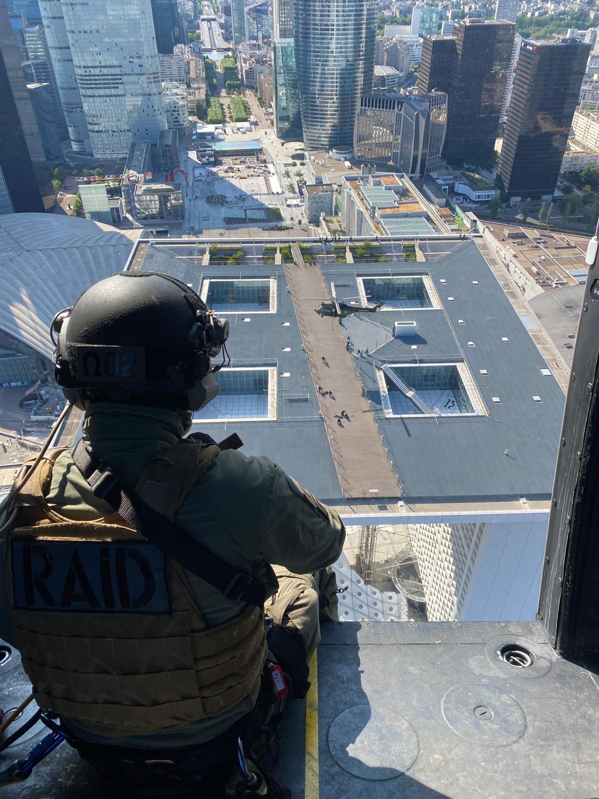 MAT watches x RAID (French police tactical unit)